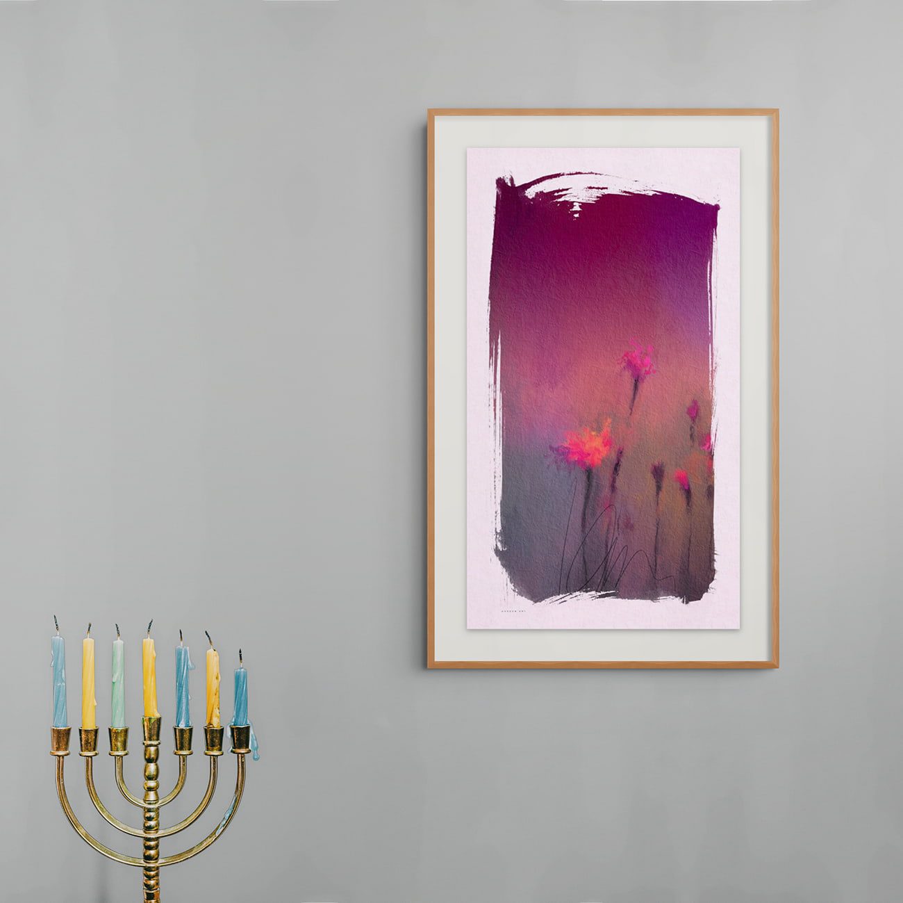 הדמייה של הציור "סגולה לאושר" מאת איש גורדון תלויה על קיר כלמרגלותיה חנוכיה עם נרות